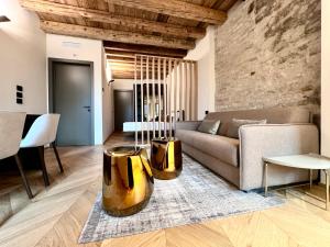ein Wohnzimmer mit einem Sofa und einem Tisch in der Unterkunft Palazzo CarpeDiem-Prato della Valle in Padua