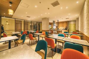 Restauracja lub miejsce do jedzenia w obiekcie Hanting Hotel Qingdao Zhanqiao Railway Station East Plaza