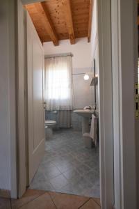 een badkamer met toilet, wastafel en bad bij Agriturismo Sesta Presa in Caorle +44 foto's