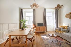 ein Wohnzimmer mit einem Tisch und einem Sofa in der Unterkunft Rua Augusta Dream Apartment in Lissabon