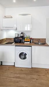 Una cocina o zona de cocina en Apt. and garage : Train station, Univ