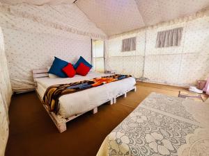 - une chambre avec un lit dans une tente dans l'établissement SnowDrop eco resort, à Chail