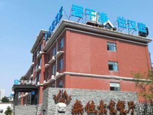 a red brick building with blue chairs on top of it at Hanting Hotel Rizhaoshan Haitian Road Wanpingkou Scenic Spot in Rizhao