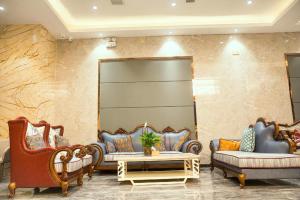 a lobby with couches and a table in a room at Starway Hotel Bozhou Yidu International Mall in Bozhou