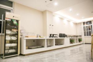 a kitchen with white counters and a counter top at Starway Hotel Bozhou Yidu International Mall in Bozhou