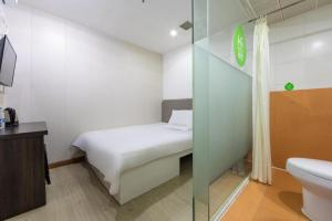 Säng eller sängar i ett rum på Hi Inn Shanghai Global Harbor