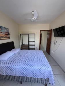 um quarto com uma grande cama branca e um tecto em 303-Apartamento Próximo ao Shopping Vila Velha em Vila Velha