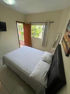 um quarto com uma cama e uma janela em 303-Apartamento Próximo ao Shopping Vila Velha em Vila Velha
