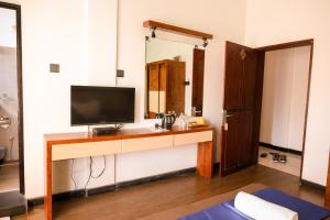 TV a/nebo společenská místnost v ubytování Hotel Elephant Bay