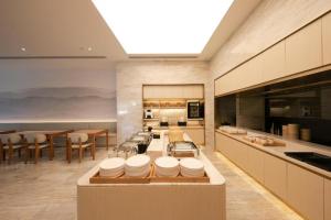 a large kitchen with a counter and a table at Ji Hotel Daxing Biomedical Base Hotel in Daxing