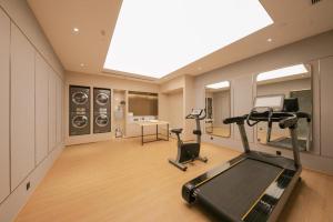 an empty room with a gym with a treadmill and exercise equipment at Ji Hotel Daxing Biomedical Base Hotel in Daxing