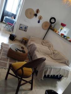 a bedroom with a bed and a chair and a lamp at Appartement à Carthage byrsa in Carthage