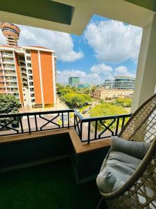 balcón con sillas y vistas a la ciudad en Azania Homes 2bedrooms Apartments Westlands, en Nairobi