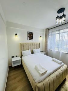 En eller flere senge i et værelse på Azania Homes 2bedrooms Apartments Westlands