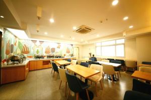 Un restaurante o sitio para comer en Hanting Hotel Weifang Shengli Xi Street Taihua