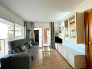 A television and/or entertainment centre at COSTA DAURADA APARTAMENTS CENTER