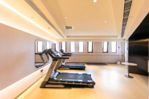 a gym with two treadmills and a mirror at Ji Hotel Zhangjiakou Jiangong College in Zhangjiakou