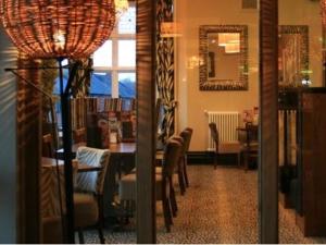 - une salle à manger avec une table, des chaises et un miroir dans l'établissement The Dukeries Lodge, à Edwinstowe