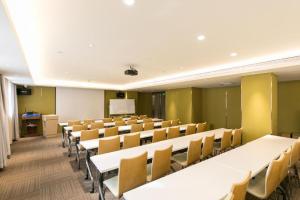 a conference room with white tables and chairs at Ji Hotel Zhangjiakou Jiangong College in Zhangjiakou