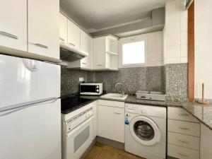 A kitchen or kitchenette at COSTA DAURADA APARTAMENTS CENTER
