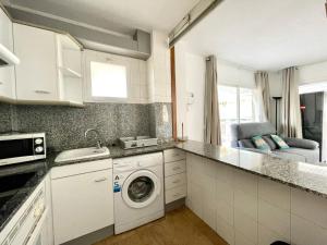 A kitchen or kitchenette at COSTA DAURADA APARTAMENTS CENTER