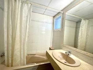 A bathroom at COSTA DAURADA APARTAMENTS CENTER