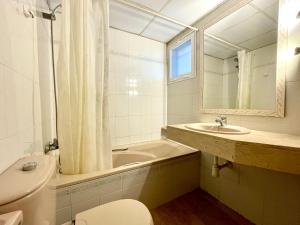 A bathroom at COSTA DAURADA APARTAMENTS CENTER