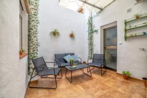 a room with two chairs and a table at Jade Central Apto & Two Patios in Córdoba