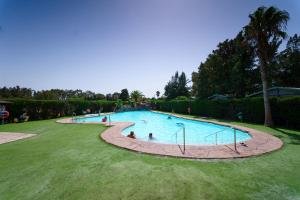 - une grande piscine avec des personnes dans l'établissement Kampaoh Paloma, à Tarifa
