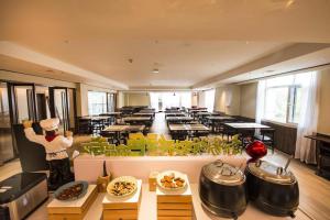 A restaurant or other place to eat at Hanting Hotel ining Taibai Hu Jinghang Road