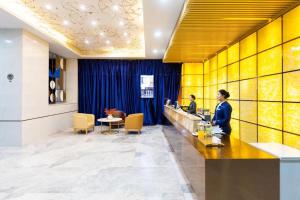 een lobby met mensen aan een bar bij Starway Hotel Xining Chengbei Wanda Plaza in Xining
