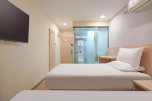 Säng eller sängar i ett rum på Hi Inn Beijing Zuojiazhuang