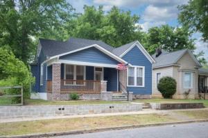 Uma casa azul com uma bandeira americana. em East Lake Update-Close to Dining, 10min to Airport em Birmingham