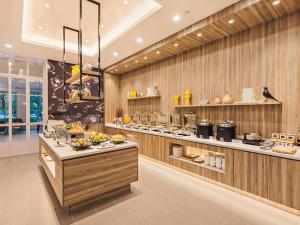 Reštaurácia alebo iné gastronomické zariadenie v ubytovaní Hanting Premium Hotel Jinan Jiyang Jibei Park