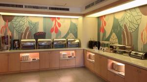 Ett kök eller pentry på Hanting Hotel Jilin Jiangbei Park