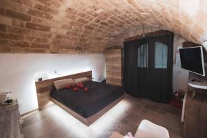 Un dormitorio con una cama con bolas rojas. en Civico Sedici Suite & Spa, en Altamura