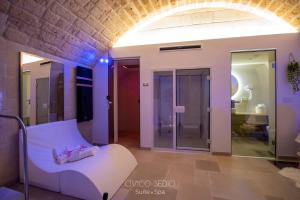 Postel nebo postele na pokoji v ubytování Civico Sedici Suite & Spa + 37 fotografií