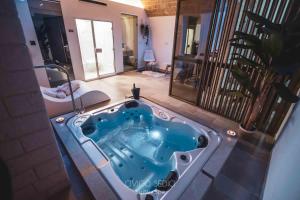 Bazén v ubytování Civico Sedici Suite & Spa nebo v jeho okolí