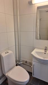 a bathroom with a white toilet and a sink at Sentrumsnær leilighet - K1 in Lillehammer