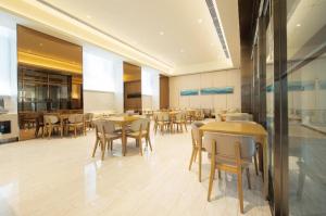 A restaurant or other place to eat at Ji Hotel Jilin Wanda Plaza