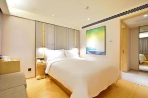 Un pat sau paturi într-o cameră la Ji Hotel Hangzhou Xihu Yinyue Musical Fountain