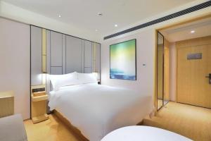 Giường trong phòng chung tại Ji Hotel Hangzhou Xihu Yinyue Musical Fountain