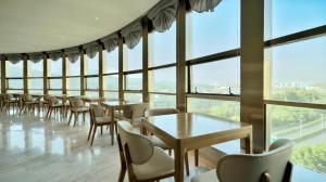 Um restaurante ou outro lugar para comer em Ji Hotel Hangzhou Qianjiang New City Fuxing Road