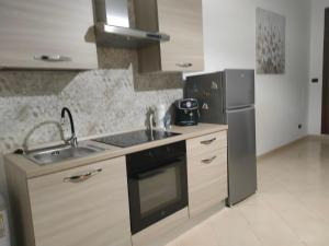 cocina con fregadero y nevera en B&B CIVICO 152, en Bellona