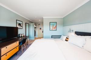 Un pat sau paturi într-o cameră la Village Hotel Blackpool