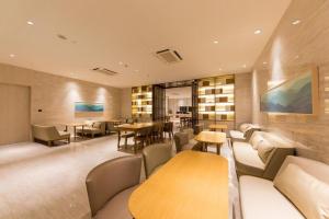a restaurant with couches and tables and chairs at Ji Hotel Heze Renmin Road in Heze