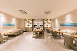 a restaurant with tables and couches and chairs at Ji Hotel Heze Renmin Road in Heze