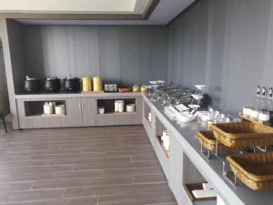 A kitchen or kitchenette at Hanting Hotel Pingdingshan Ruzhou