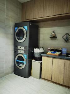 DonghaiにあるHanting Premium Hotel Donghai County Governmentのカウンター横のキッチンに洗濯乾燥機