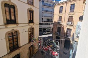 een balkon van een gebouw met graffiti erop bij Aloreña con balcones al Real in Úbeda